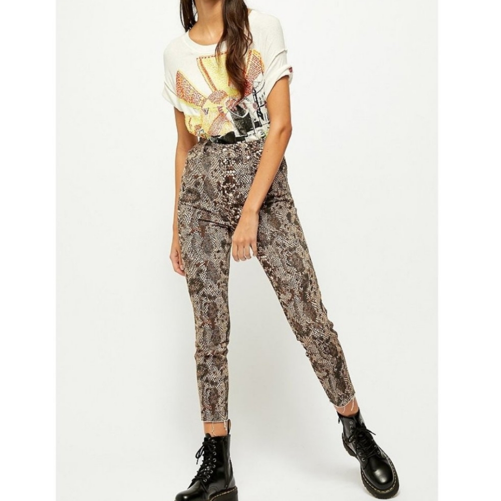 🆕🌿FREE PEOPLE HIGH RISE SNAKEPRINT JEANS🌿 - Picture 3 of 9